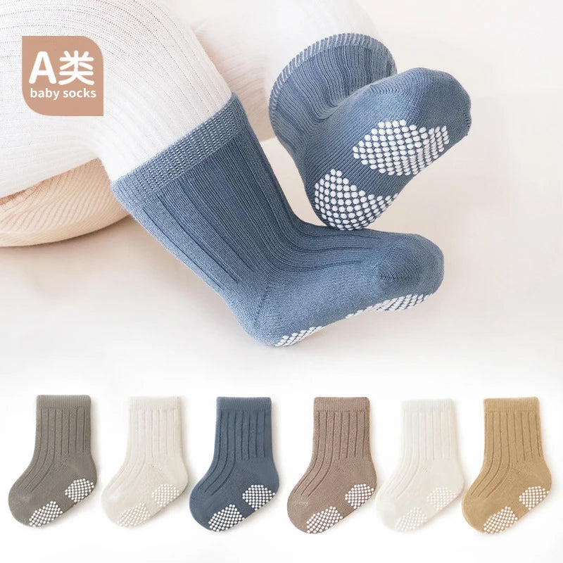 Lot de 3 paires de chaussettes antidérapantes pour bébé quatre saisons – Jolies chaussettes de sol en coton de couleur unie (0-8 ans)