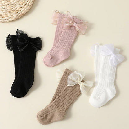 4 Paar/Pack Herbstsocken für Babys und Mädchen – einfarbige Socken mit Schleife und Mittelrohr (0–2 Jahre)