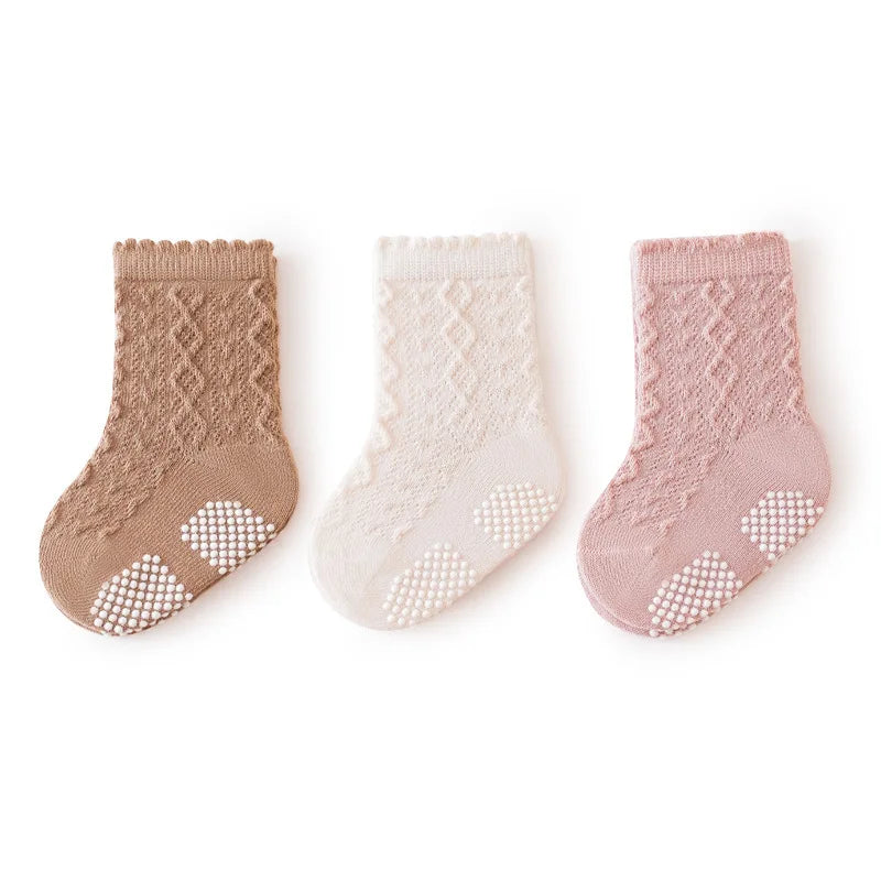 Lot de 3 paires de chaussettes antidérapantes pour bébé quatre saisons – Jolies chaussettes de sol en coton de couleur unie (0-8 ans)